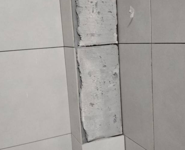 靖宇瓷砖空鼓维修公司分享下瓷砖施工前基层浇水润湿程度不足，可能导致以下问题