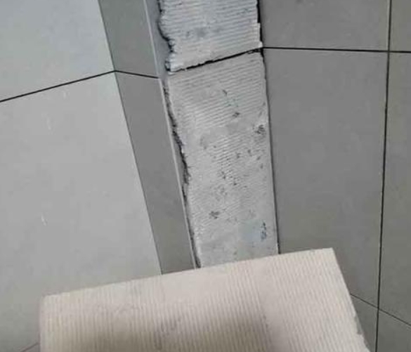 靖宇瓷砖空鼓维修公司分享下厨房瓷砖脱落的补救措施。